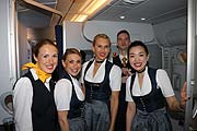 Ausnahmsweise im M&auml;rz an Bord: die Lufthansa Trachtencrew (&copy;Foto: Martin Schmitz)